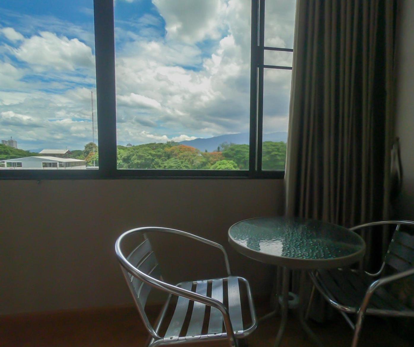 Inspire House Hotel Chiang Mai Extérieur photo